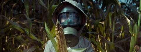 Fin du monde vocabulaire Personne en masque à gaz portant un maïs