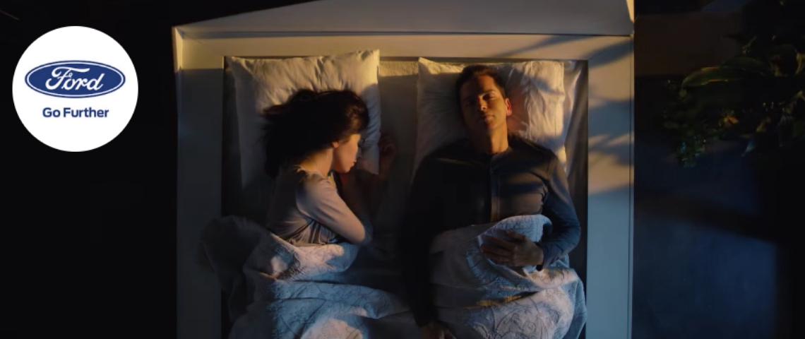 Le Smart Bed par Ford Un couple dans un lit