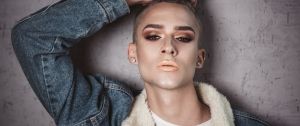 Un jeune homme avec du maquillage