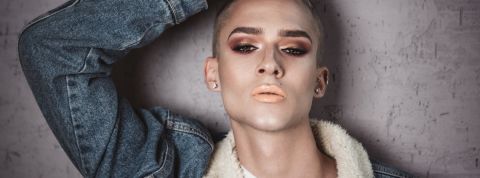 Les marques se mettent aux produits gender fluid Un jeune homme avec du maquillage