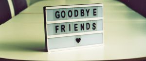 Un panneau avec écrit "Goodbye Friends"