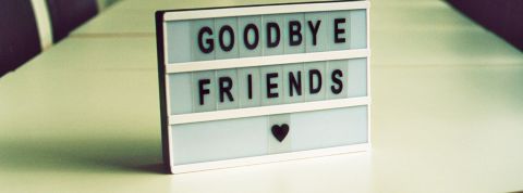 Les employés plébiscitent de plus en plus la rupture conventionnelle Un panneau avec écrit - Goodbye Friends -