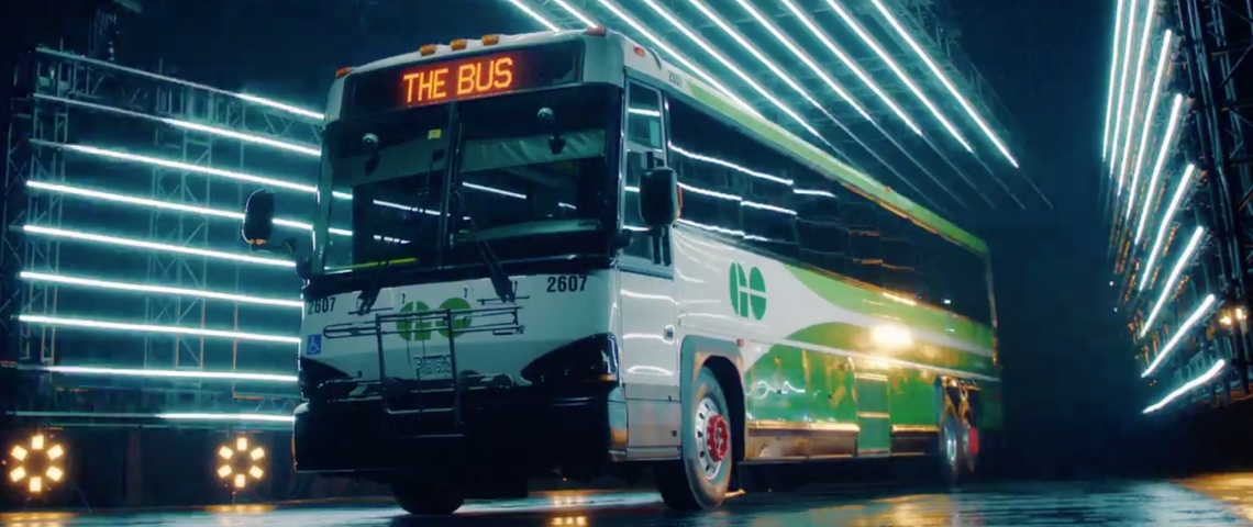 Go Transit, le service de transports qui parodie les pubs de mobilité Un bus
