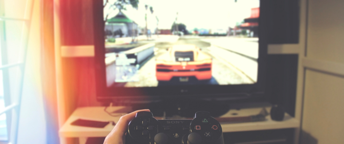 Le créateur d'un logiciel de triche sur GTA Online condamné Une télévision avec un jeu de voiture