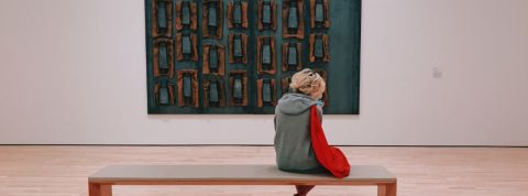 Canal+ ou musée ? Le gouvernement offre 500 euros aux jeunes au nom de la culture une jeune femme au musée assise devant un tableau