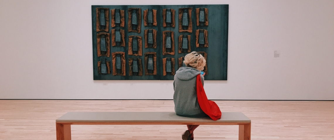Canal+ ou musée ? Le gouvernement offre 500 euros aux jeunes au nom de la culture une jeune femme au musée assise devant un tableau