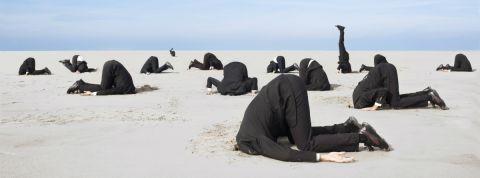 journalistes cons hommes la tête dans le sable