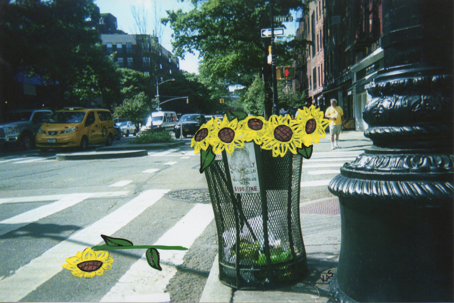 une poubelle pleine de fleurs à NY