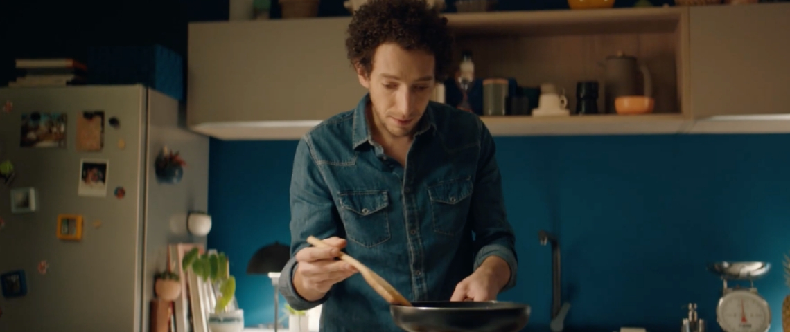 Altmann + Pacreau signe la dernière publicité de Lapeyre Un homme entrain de cuisiner