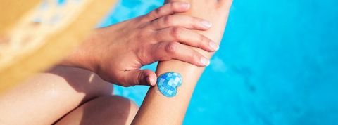 Comment certaines marques utilisent le nudge à des fins positives ? Une femme en train de s'appliquer de la crème solaire au-dessus d'une piscine