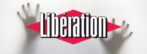 logo de libération sur fond de mains dans la brume