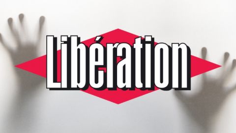 logo de libération sur fond de mains dans la brume