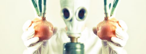 Les associations dévoilent les dessous des industries qui agissent mal Une personne portant un masque à gaz tenant des oignons