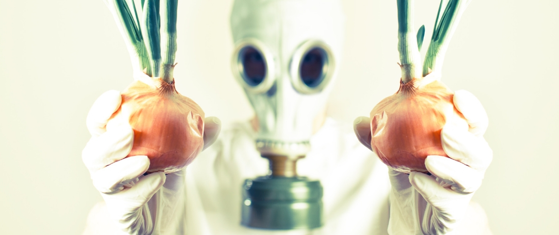 Les associations dévoilent les dessous des industries qui agissent mal Une personne portant un masque à gaz tenant des oignons