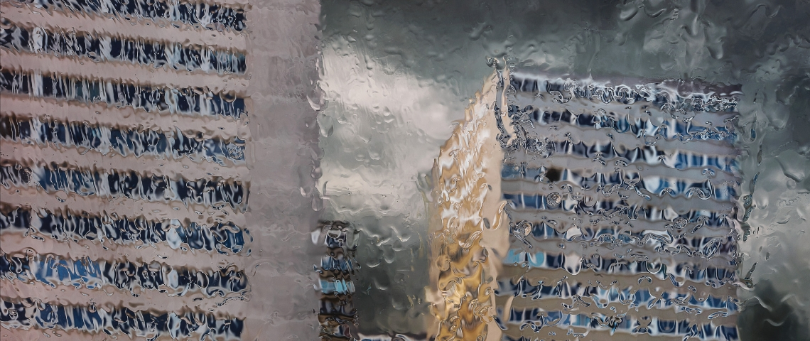 La publicité McDelivery Des immeubles flous à cause de la pluie