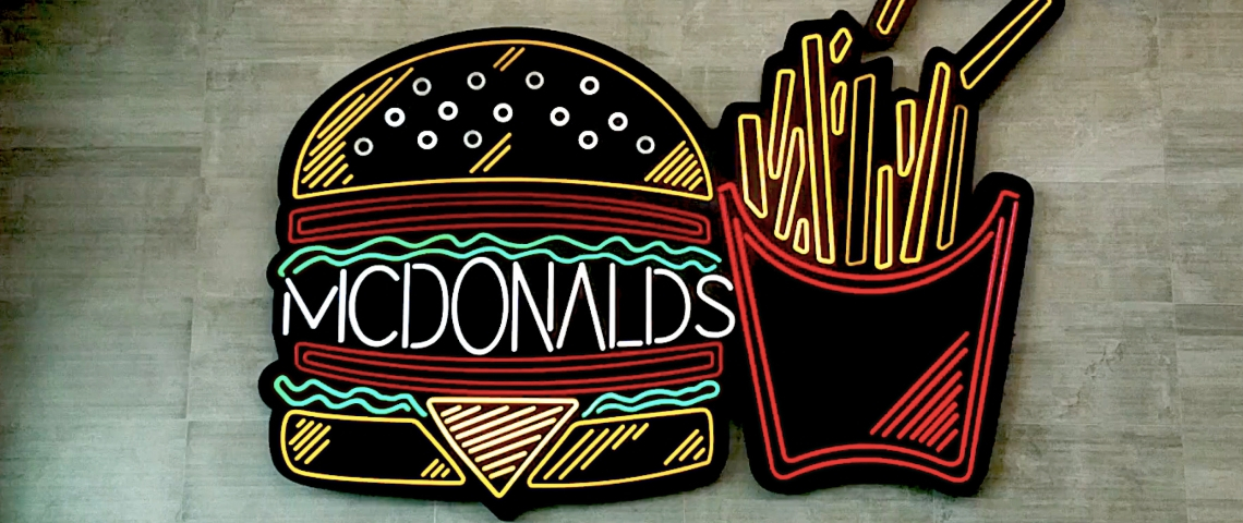 McDonald's présente ses nouveaux engagements Des neons en forme de burger et frites