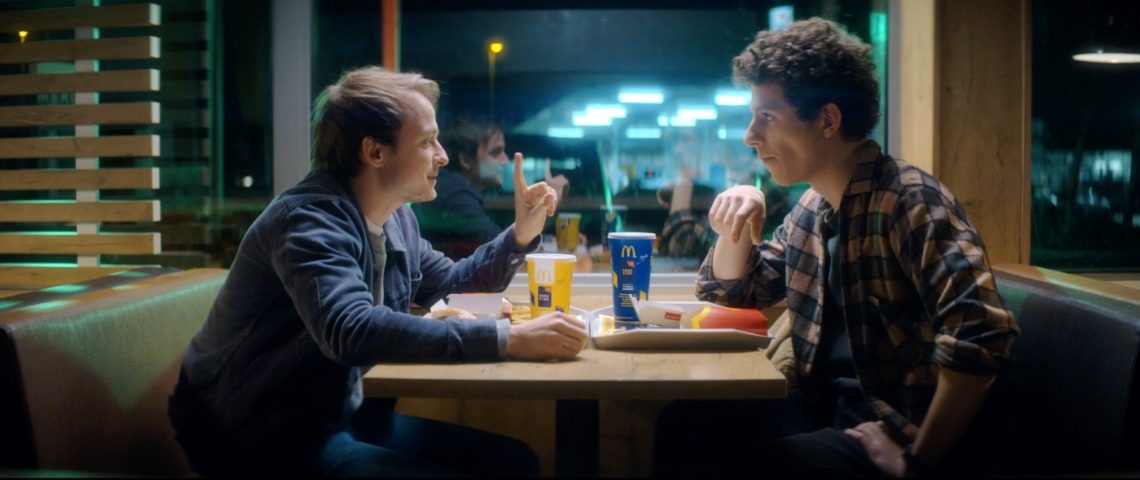 La nouvelle pub de McDonald's Deux hommes dans un McDonald's
