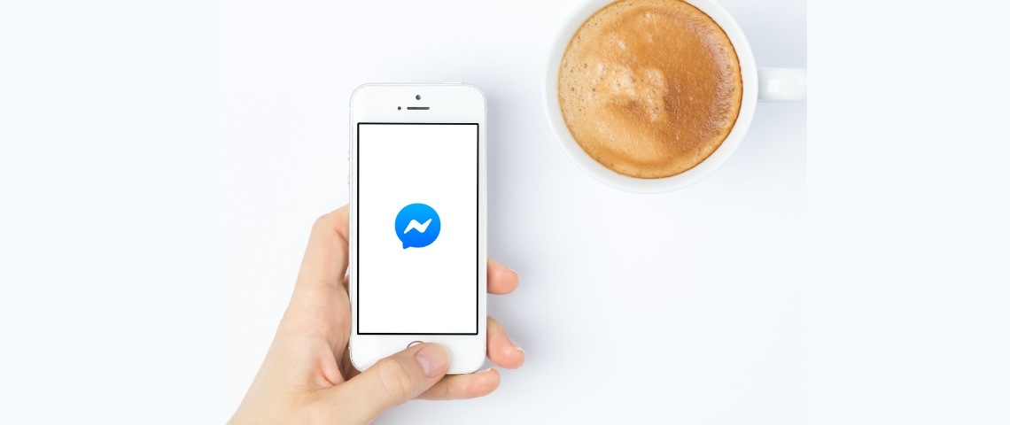 Supprimer des messages sur Facebook Messenger Une smartphone avec le logo messenger