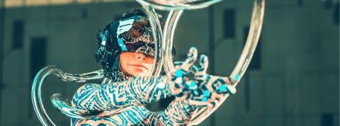 Une cyborg danse au milieu d'une ville