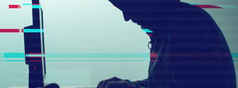 Modérateurs Facebook Homme devant ordinateur