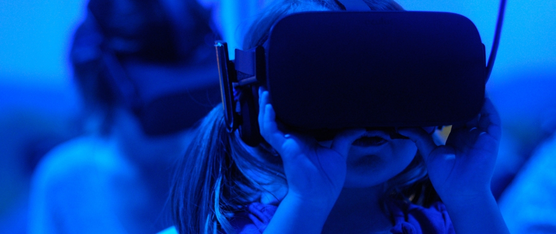 La 2e édition du festival NewImages Une petite fille avec un casque de réalité virtuelle
