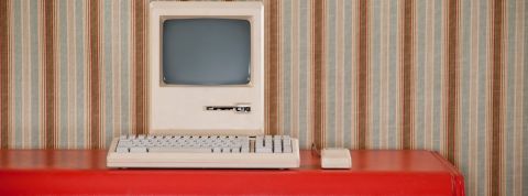 La blockchain est loin d'être aboutie Un ordinateur rétro sur un bureau rouge