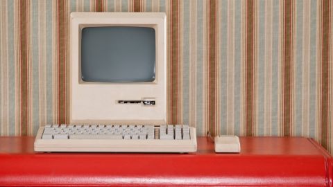 La blockchain est loin d'être aboutie Un ordinateur rétro sur un bureau rouge