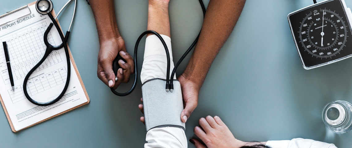 HOW Experiences : quel avenir pour le parcours patient ? un médecin qui prend la tension de son patient
