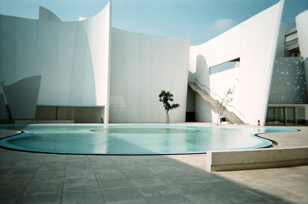 photo d'architecture avec batiment et piscine