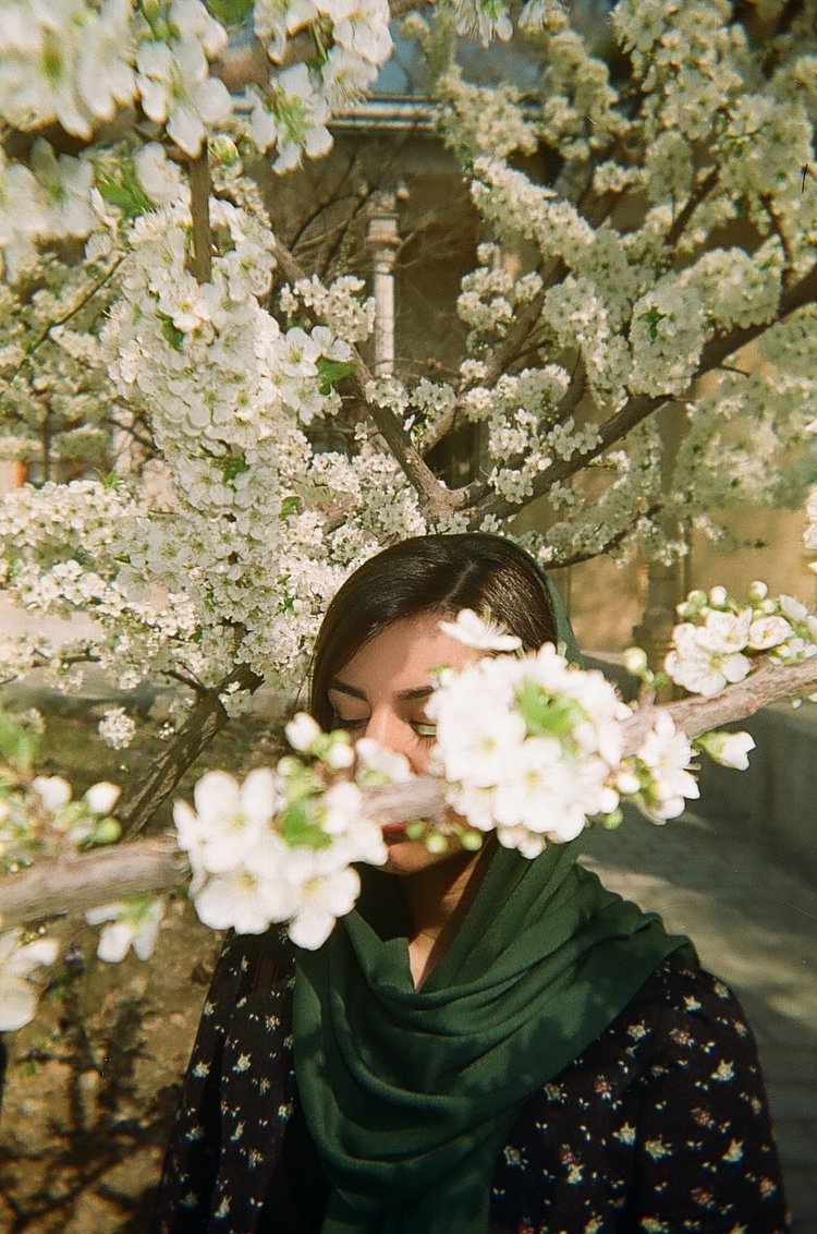 photo d'une femme derrière des fleurs