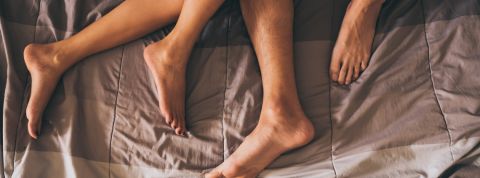 Un jeunes sur 5 répond au téléphone alors qu'il fait l'amour Les pieds d'un couple dans un lit