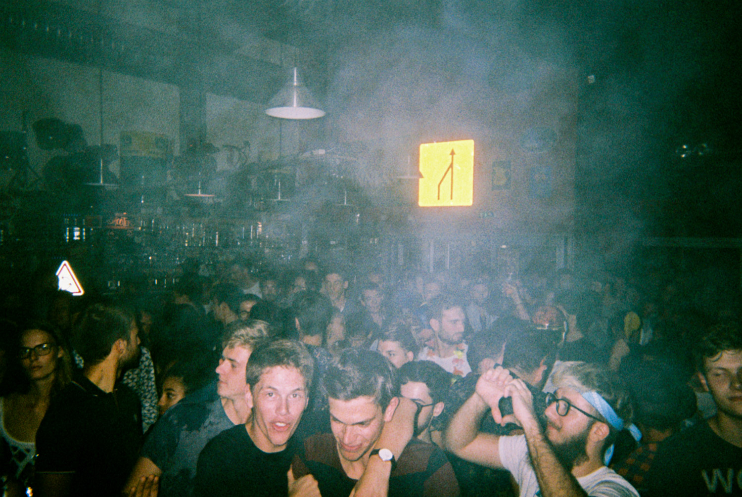 une soirée dans un bar plein