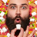 un homme barbu sur fond de bonbons