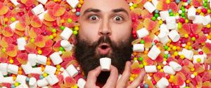 un homme barbu sur fond de bonbons