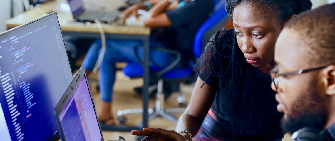 Une promotion féminine chez RocketSchool Une femme qui regarde un écran d'ordi