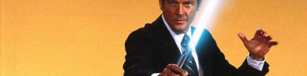 James Bond (Roger Moore) avec un sabre laser dans les mains