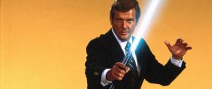 James Bond (Roger Moore) avec un sabre laser dans les mains