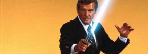 Mashup Film Festival James Bond (Roger Moore) avec un sabre laser dans les mains