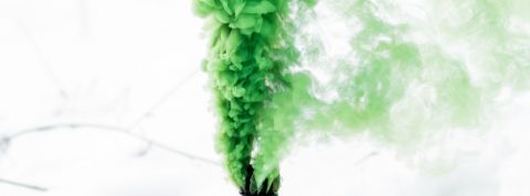 Fumée verte sortant d'un fumigène