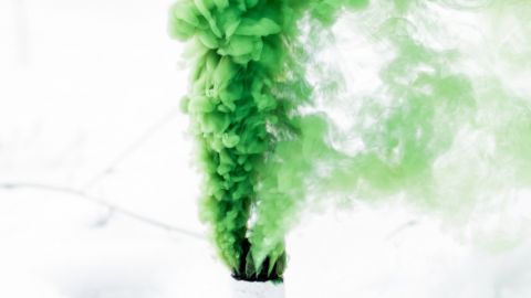 Fumée verte sortant d'un fumigène