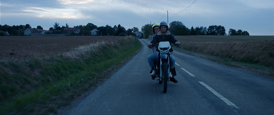 La nouvelle publicité de la Sécurité Routière Deux hommes sur un scooter sur une route de campagne