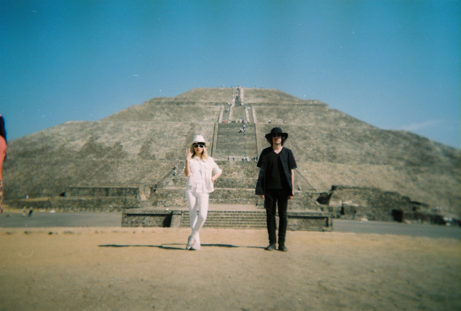 deux personnes devant une pyramide en amérique du sud