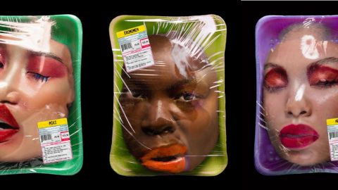 des visages de femmes déformés sous cellophane