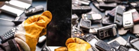 Vous voulez faire plaisir à la planète ? Gardez votre smartphone le plus longtemps possible deux mains gantés démontent un smartphone