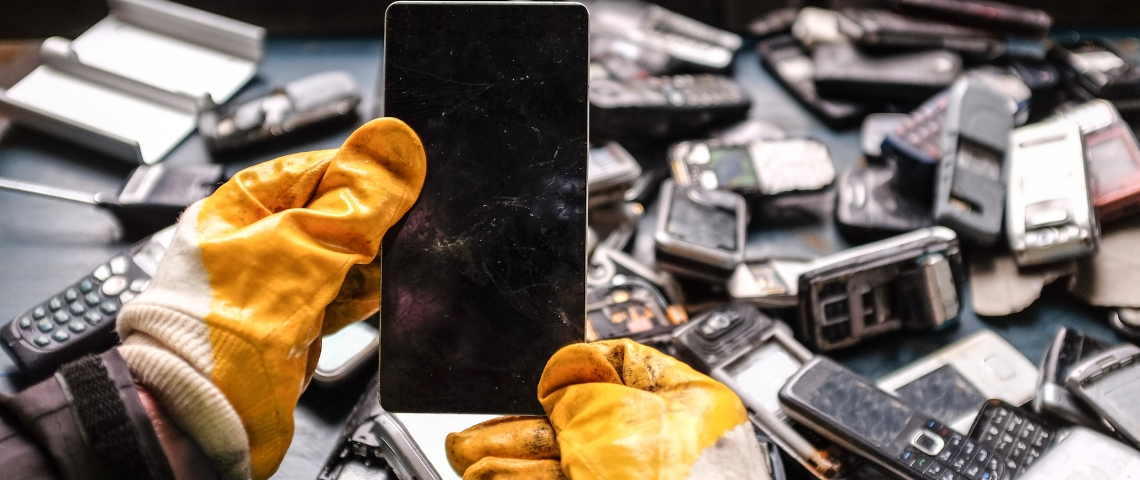 Vous voulez faire plaisir à la planète ? Gardez votre smartphone le plus longtemps possible deux mains gantés démontent un smartphone