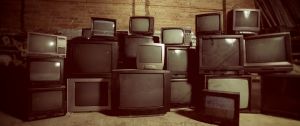 vieilles télévisions entassées