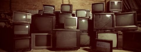 L’État ne veut pas d’une (vraie) loi sur l’économie circulaire ? Les marques agissent vieilles télévisions entassées