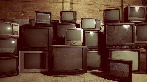 L’État ne veut pas d’une (vraie) loi sur l’économie circulaire ? Les marques agissent vieilles télévisions entassées