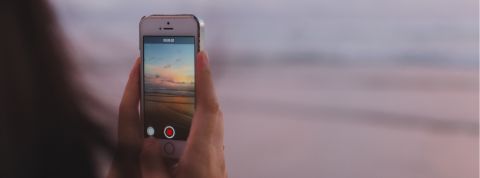 Une femme prend en vidéo l'horizon