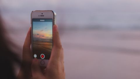 Une femme prend en vidéo l'horizon